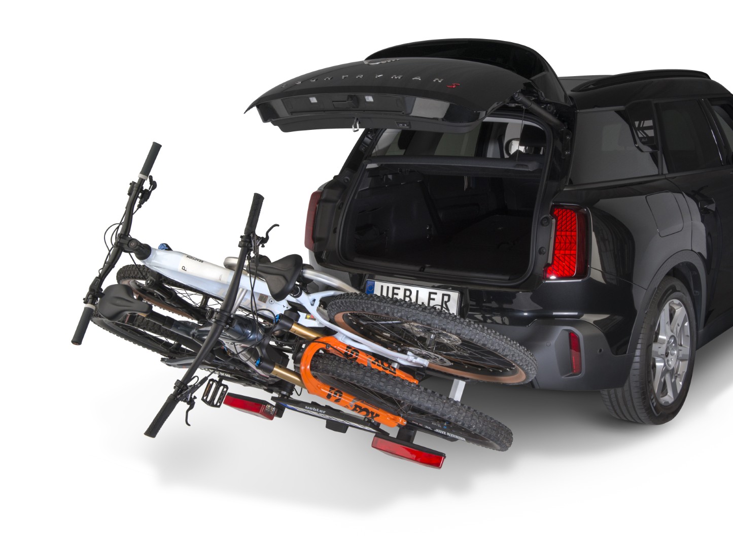 18100_i21 S_mit Fahrzeug_Träger_mit Fahrräder_geklappt_Kofferraum offen (Groß).jpg